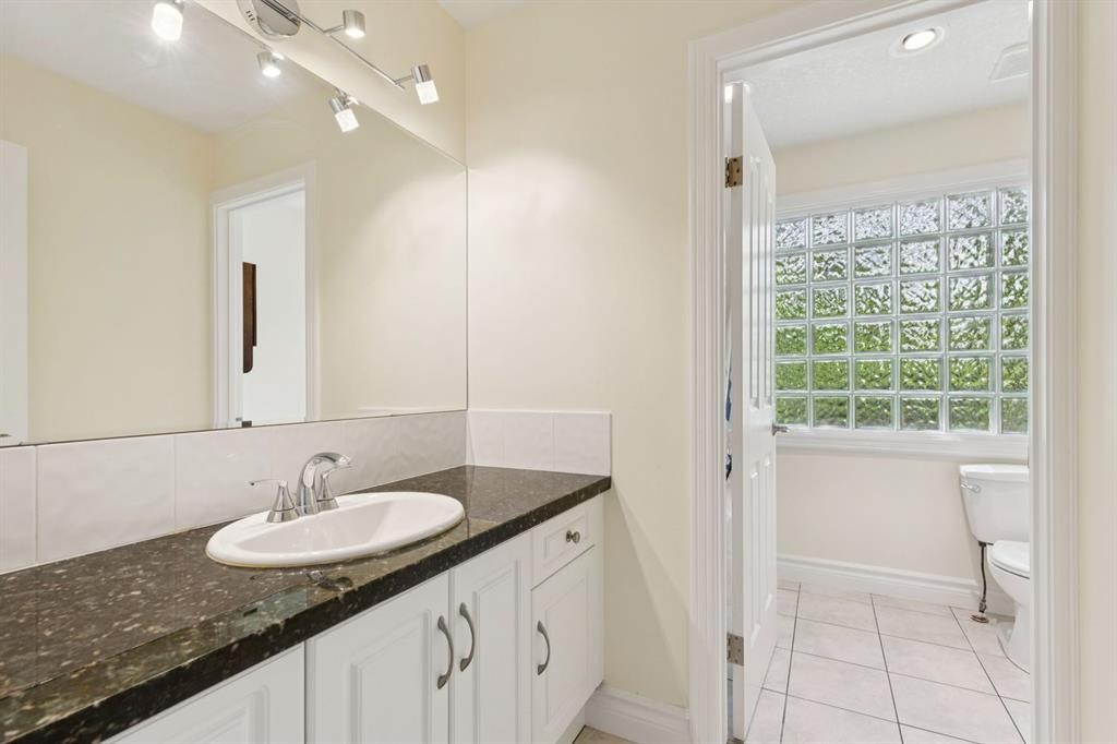 739 24 Avenue Nw, Calgary, AB - Indoor Photo Showing Bathroom