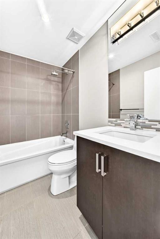 1317 20 Avenue Nw, Calgary, AB - Indoor Photo Showing Bathroom