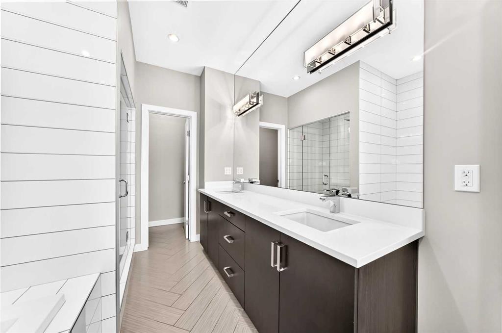 1317 20 Avenue Nw, Calgary, AB - Indoor Photo Showing Bathroom