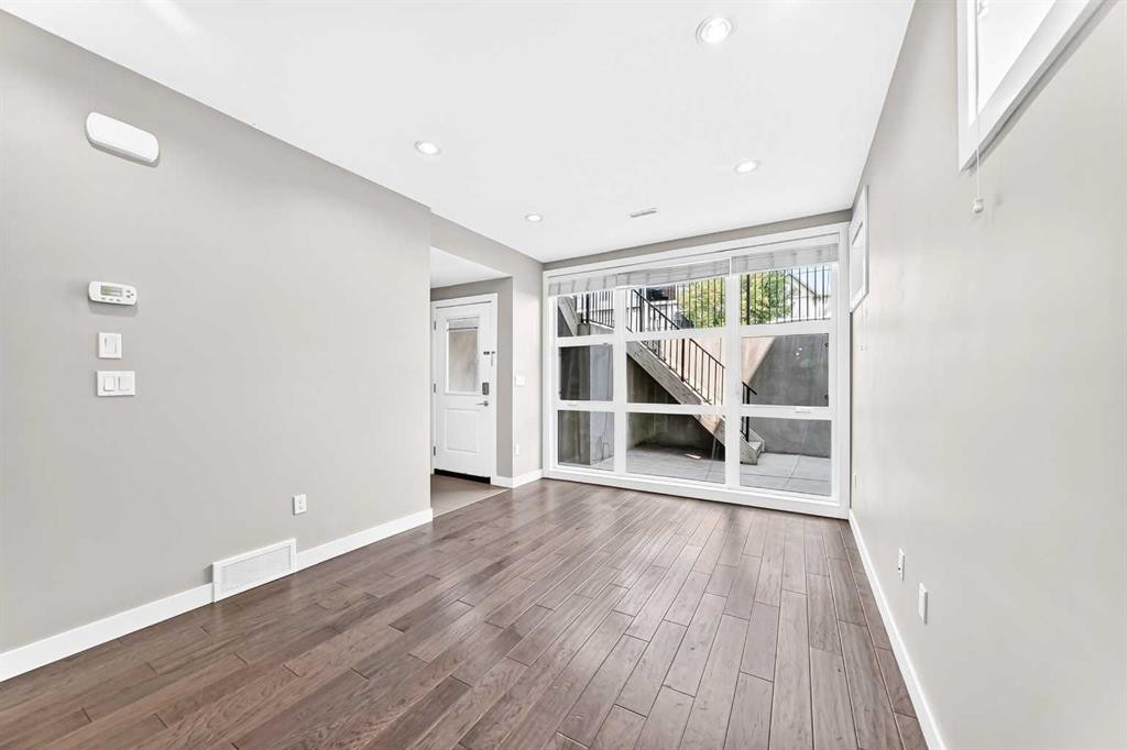1317 20 Avenue Nw, Calgary, AB - Indoor Photo Showing Other Room