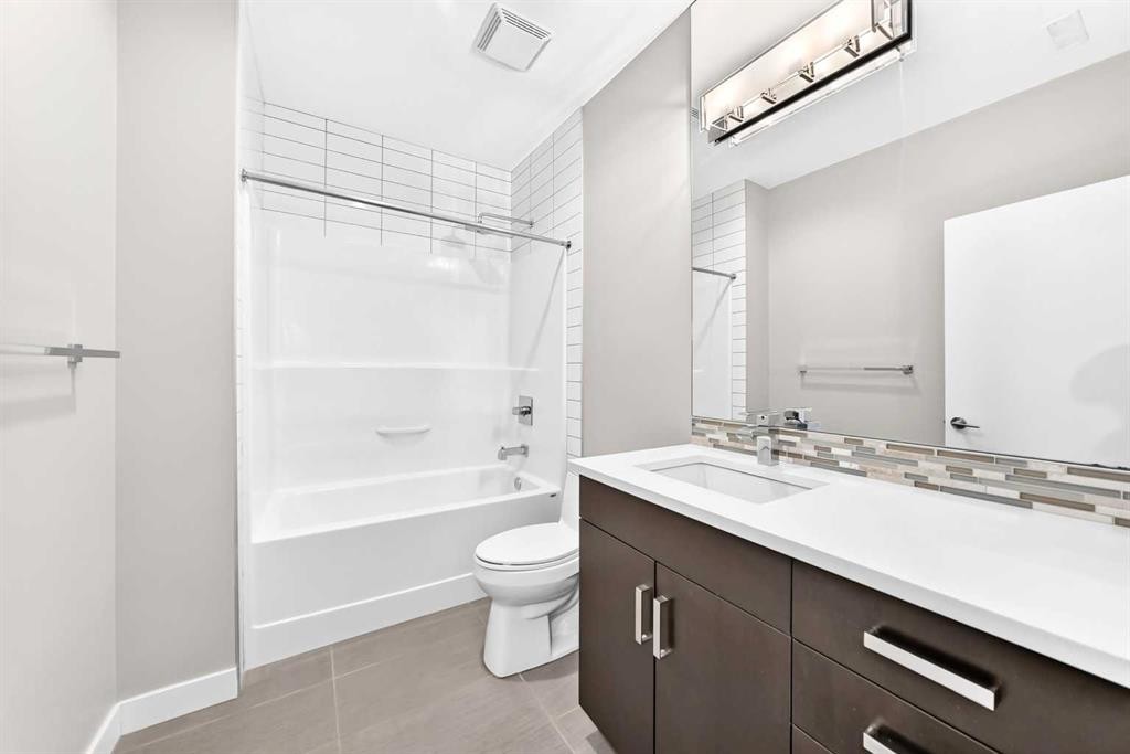 1317 20 Avenue Nw, Calgary, AB - Indoor Photo Showing Bathroom