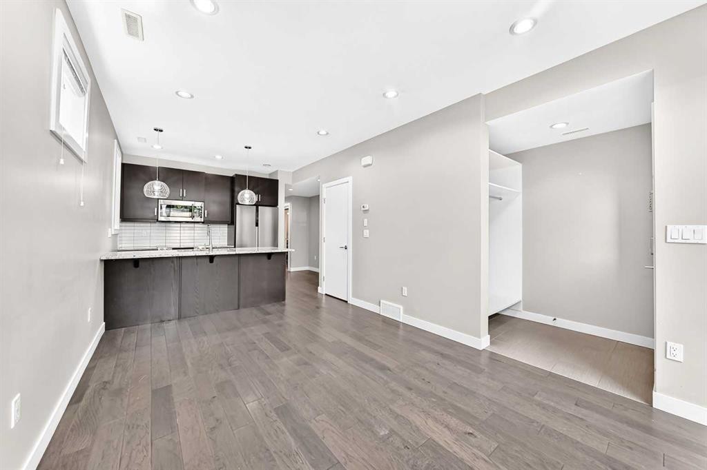 1317 20 Avenue Nw, Calgary, AB - Indoor Photo Showing Kitchen