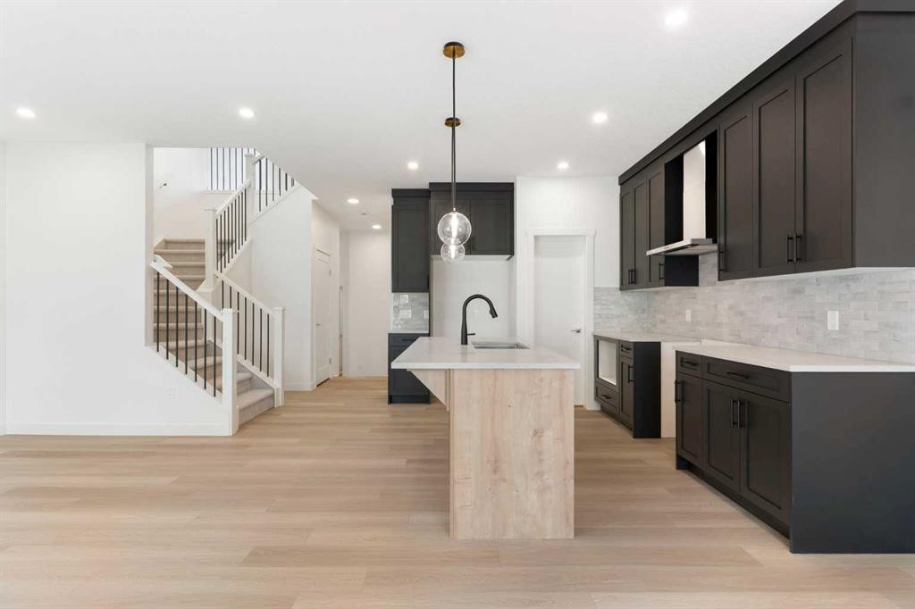 91 Heritage Manor, Cochrane, AB - Indoor Photo Showing Kitchen With Upgraded Kitchen