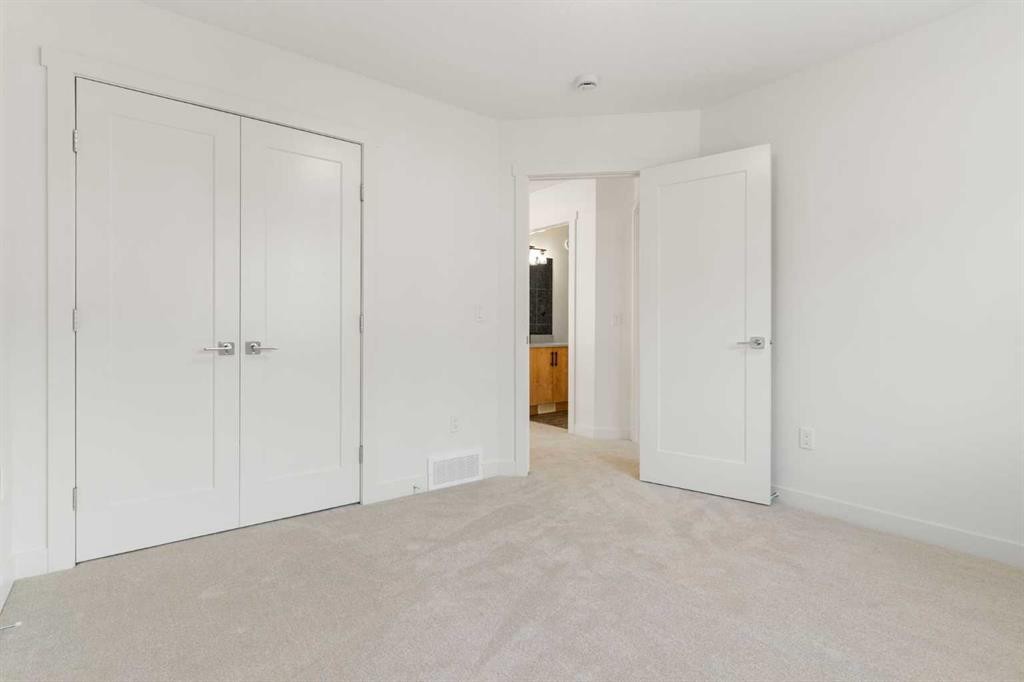 91 Heritage Manor, Cochrane, AB - Indoor Photo Showing Other Room