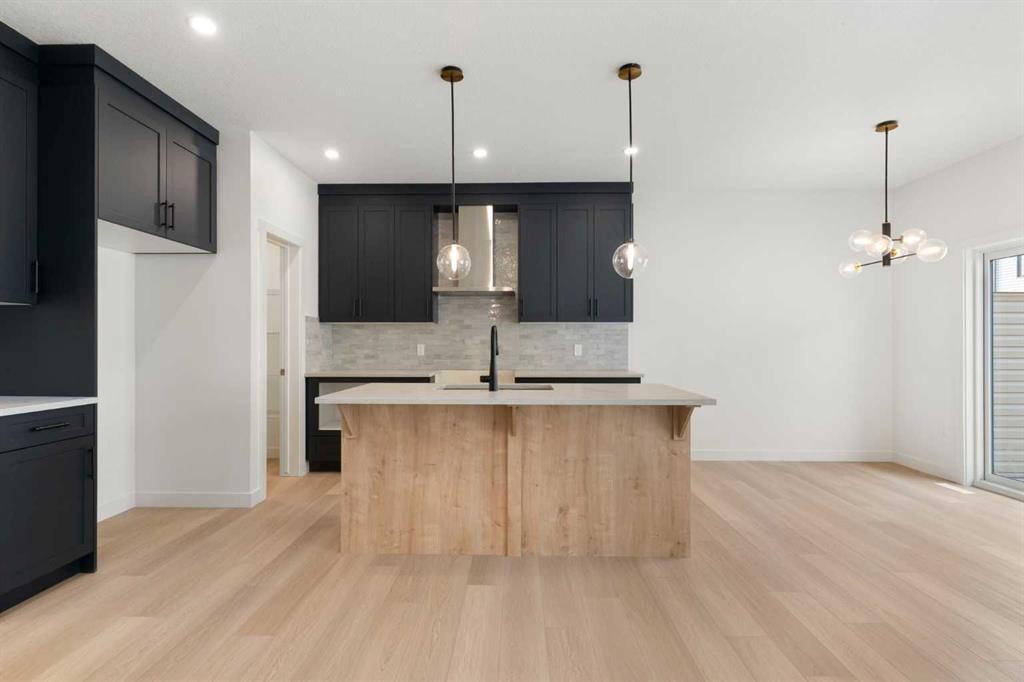 91 Heritage Manor, Cochrane, AB - Indoor Photo Showing Kitchen
