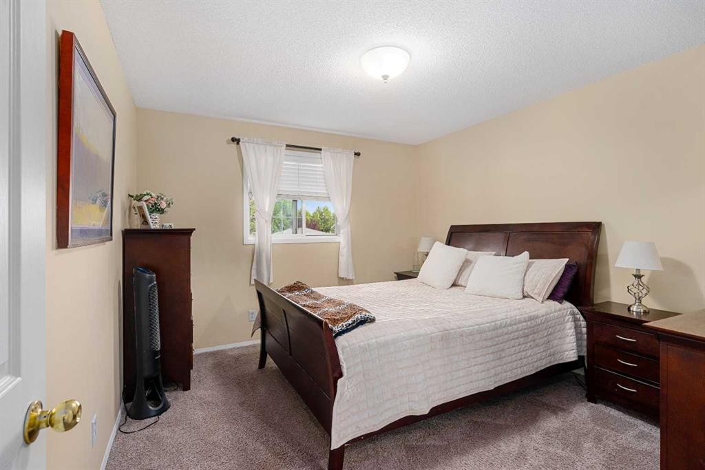 232 Harvest Glen Place Ne, Calgary, AB - Indoor Photo Showing Bedroom
