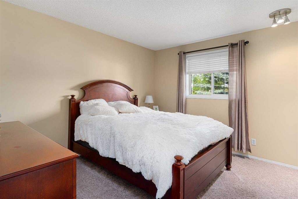 232 Harvest Glen Place Ne, Calgary, AB - Indoor Photo Showing Bedroom