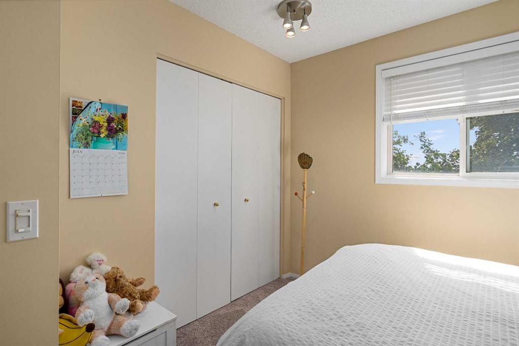232 Harvest Glen Place Ne, Calgary, AB - Indoor Photo Showing Bedroom