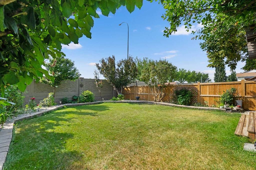 232 Harvest Glen Place Ne, Calgary, AB - Outdoor With Backyard