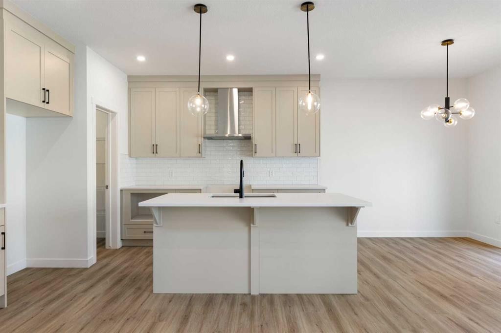 83 Heritage Manor, Cochrane, AB - Indoor Photo Showing Kitchen