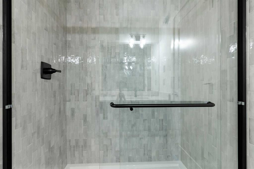 83 Heritage Manor, Cochrane, AB - Indoor Photo Showing Bathroom