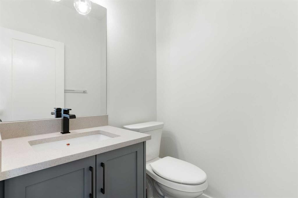 83 Heritage Manor, Cochrane, AB - Indoor Photo Showing Bathroom