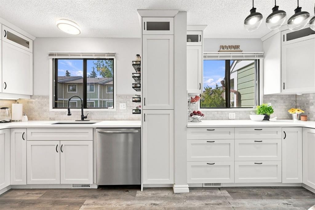 20-8533 Silver Springs Road Nw, Calgary, AB - Indoor Photo Showing Kitchen