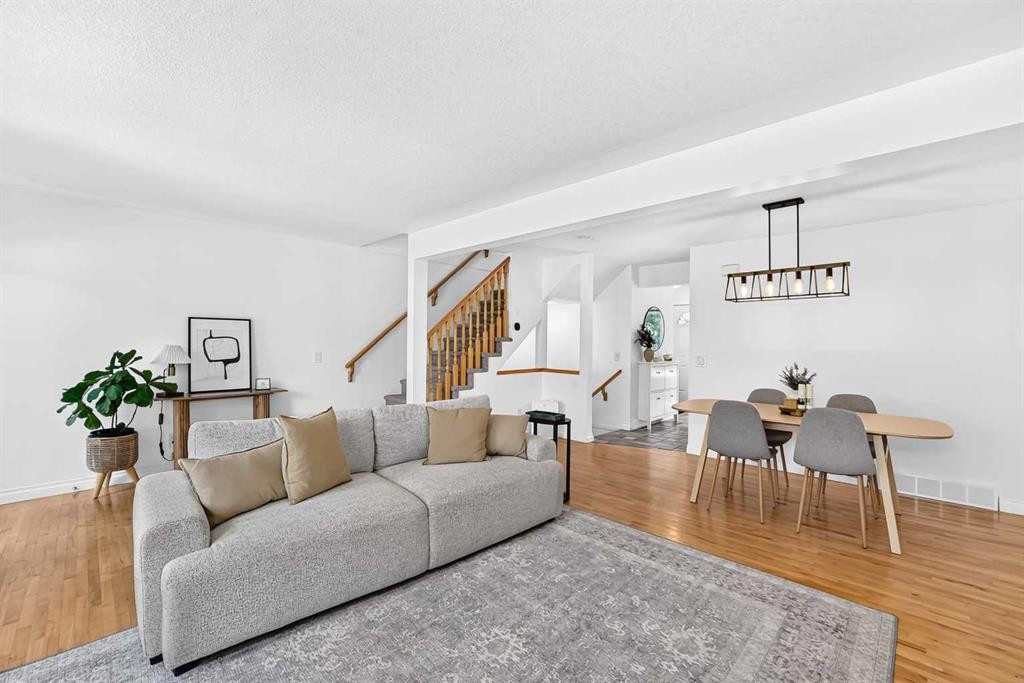 357 Regal Park Ne, Calgary, AB - Indoor Photo Showing Living Room