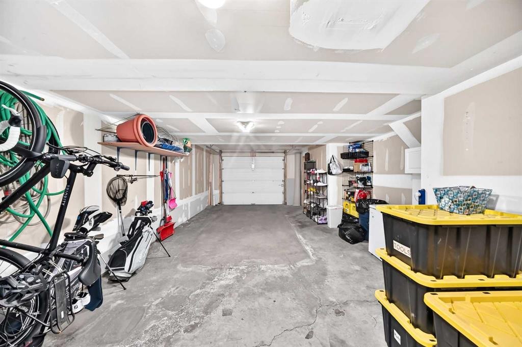 357 Regal Park Ne, Calgary, AB - Indoor Photo Showing Garage