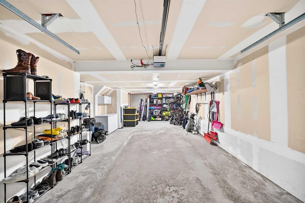 357 Regal Park Ne, Calgary, AB - Indoor Photo Showing Garage