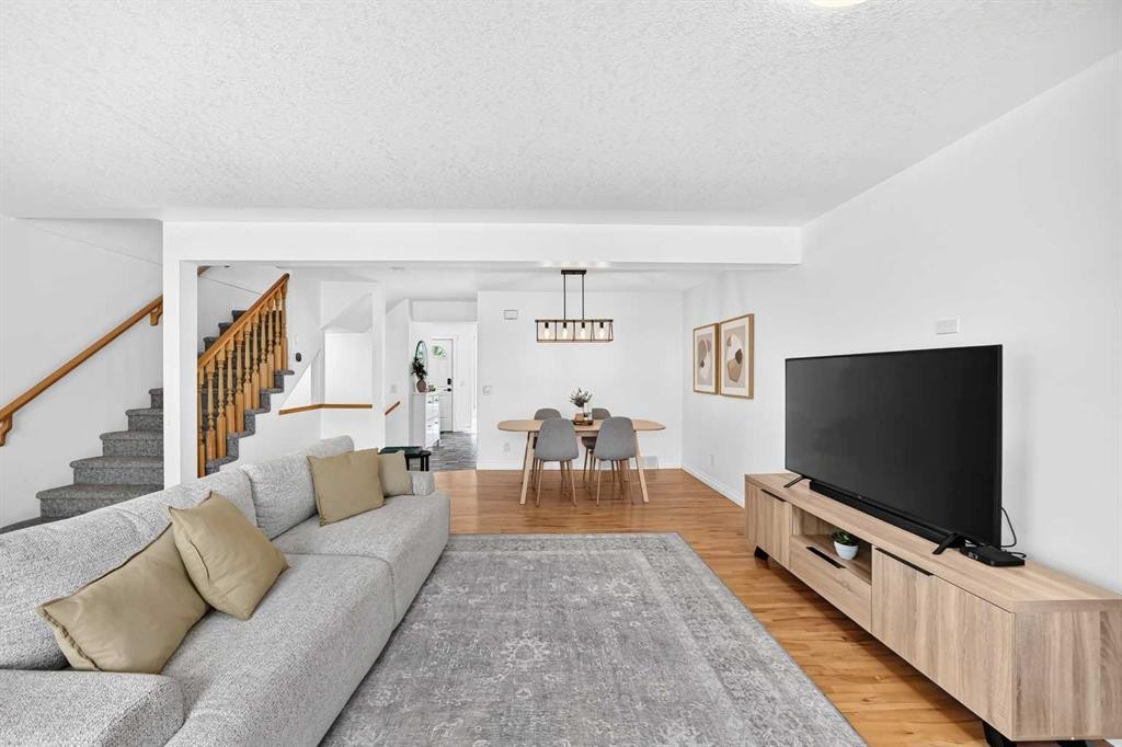 357 Regal Park Ne, Calgary, AB - Indoor Photo Showing Living Room