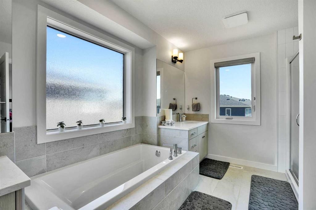 45 Dawson Gardens, Chestermere, AB - Indoor Photo Showing Bathroom