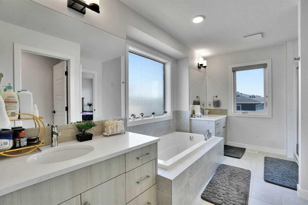 45 Dawson Gardens, Chestermere, AB - Indoor Photo Showing Bathroom