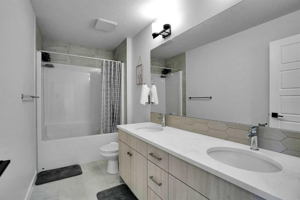 45 Dawson Gardens, Chestermere, AB - Indoor Photo Showing Bathroom