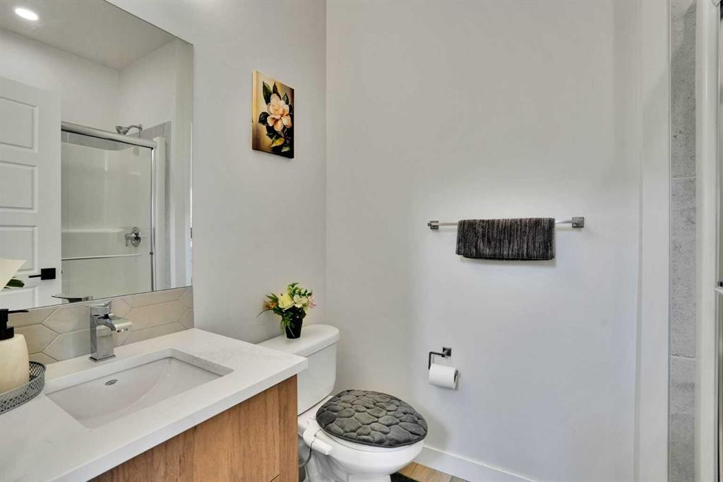 45 Dawson Gardens, Chestermere, AB - Indoor Photo Showing Bathroom