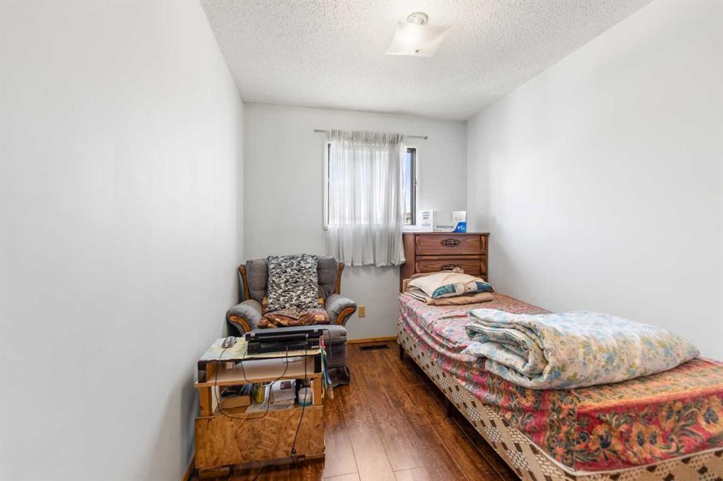 6772 Temple Drive Ne, Calgary, AB - Indoor Photo Showing Bedroom