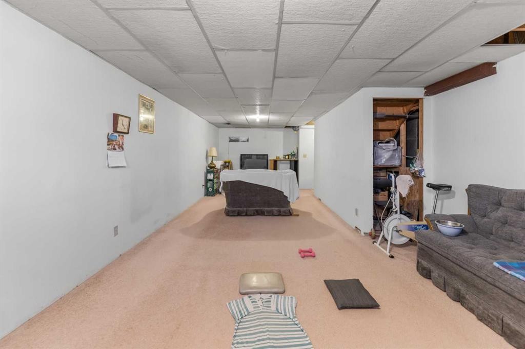 6772 Temple Drive Ne, Calgary, AB - Indoor Photo Showing Other Room