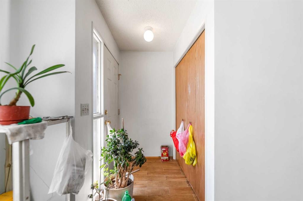 6772 Temple Drive Ne, Calgary, AB - Indoor Photo Showing Other Room