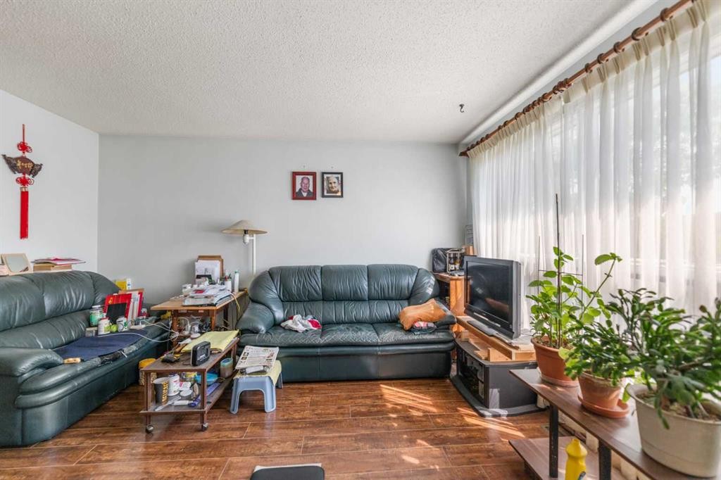 6772 Temple Drive Ne, Calgary, AB - Indoor Photo Showing Living Room