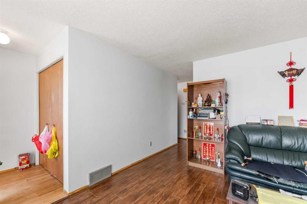 6772 Temple Drive Ne, Calgary, AB - Indoor