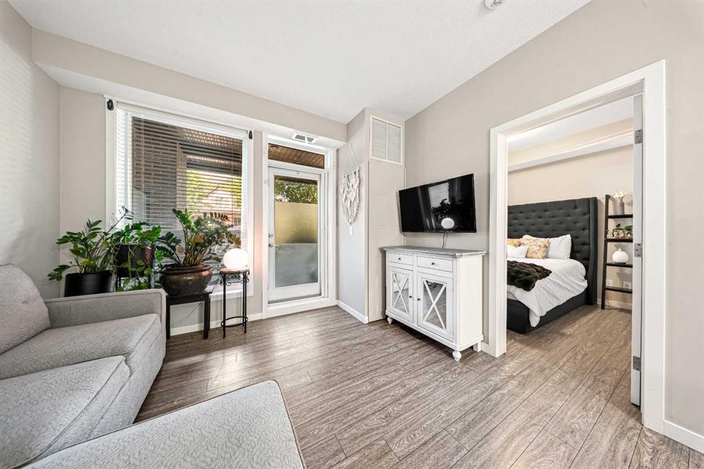 105-2231 Mahogany Boulevard Se, Calgary, AB - Indoor Photo Showing Living Room