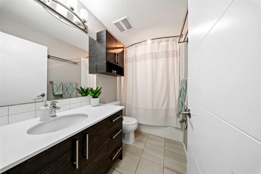 105-2231 Mahogany Boulevard Se, Calgary, AB - Indoor Photo Showing Bathroom