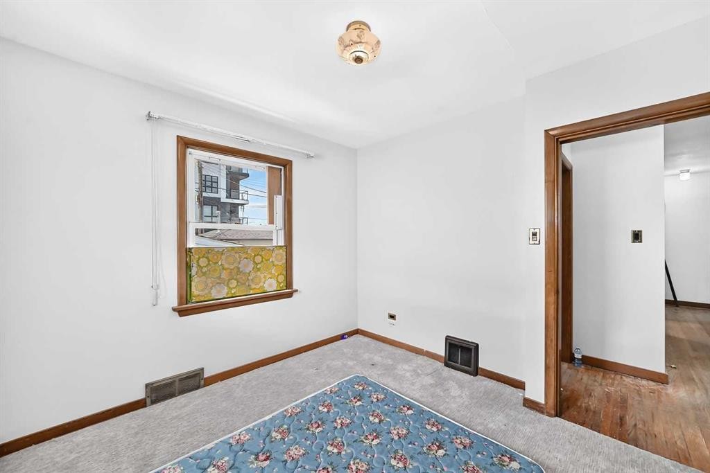 1701 32 Street Sw, Calgary, AB - Indoor Photo Showing Other Room