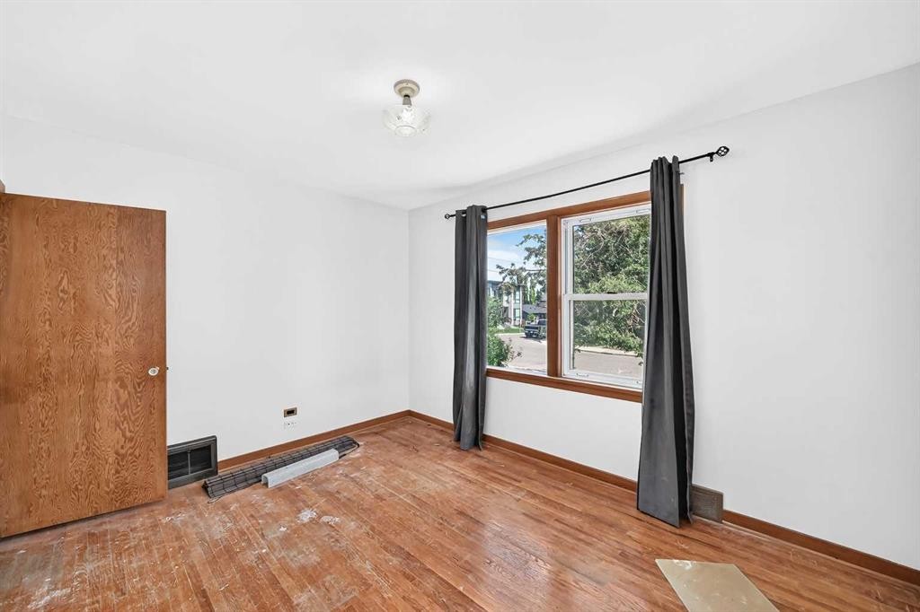 1701 32 Street Sw, Calgary, AB - Indoor Photo Showing Other Room