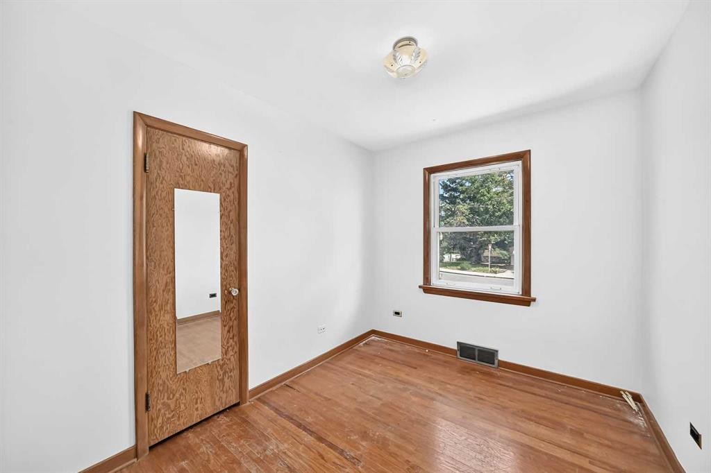 1701 32 Street Sw, Calgary, AB - Indoor Photo Showing Other Room