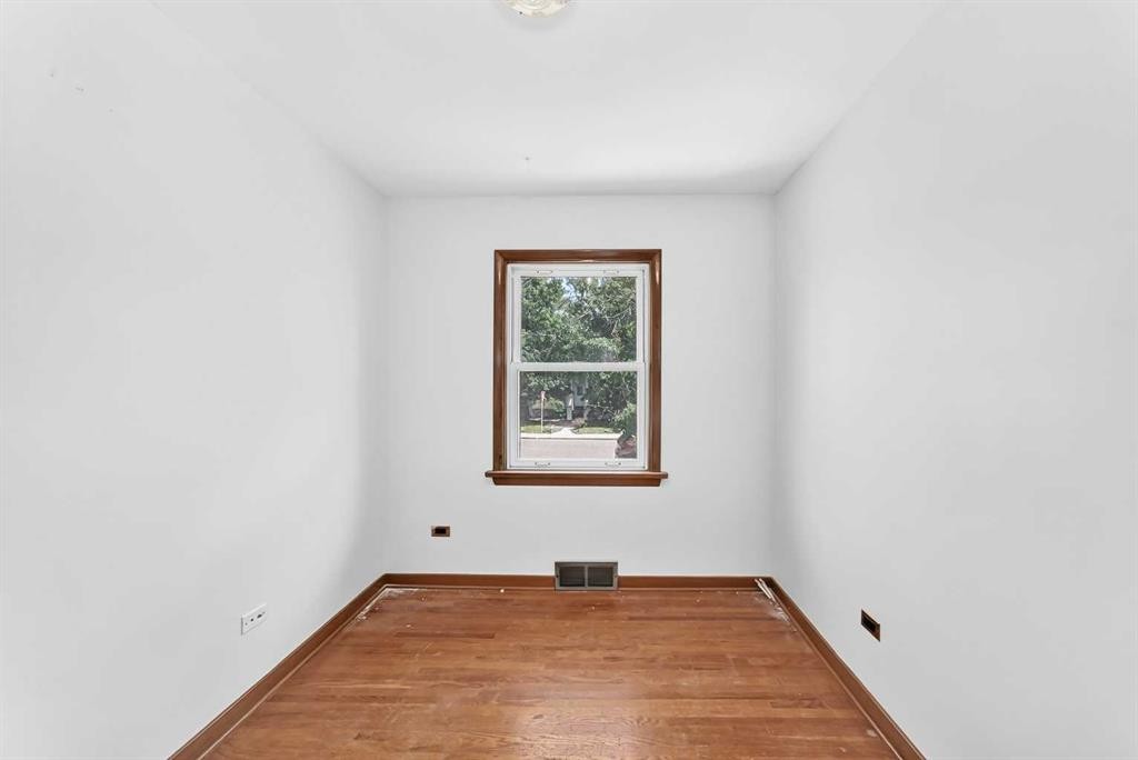 1701 32 Street Sw, Calgary, AB - Indoor Photo Showing Other Room