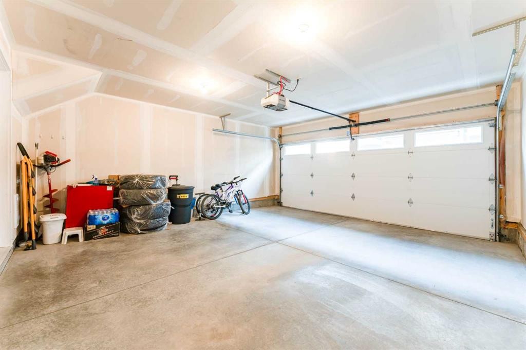 402-72 Cornerstone Manor Ne, Calgary, AB - Indoor Photo Showing Garage