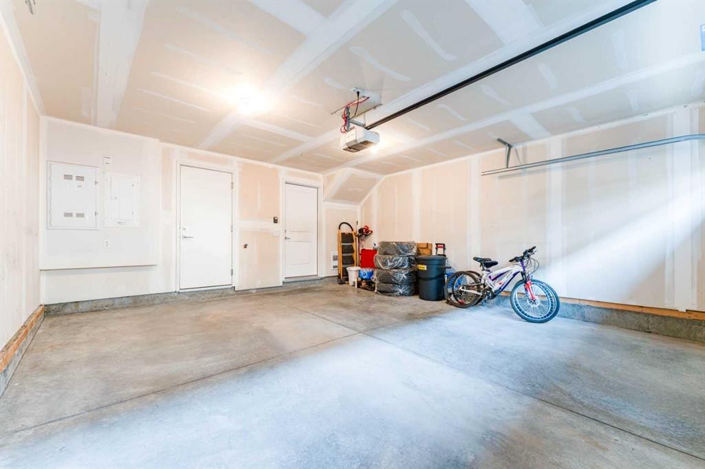 402-72 Cornerstone Manor Ne, Calgary, AB - Indoor Photo Showing Garage