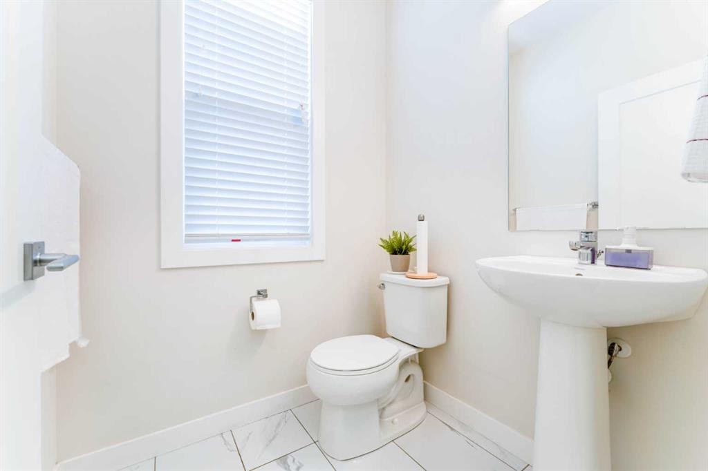 402-72 Cornerstone Manor Ne, Calgary, AB - Indoor Photo Showing Bathroom
