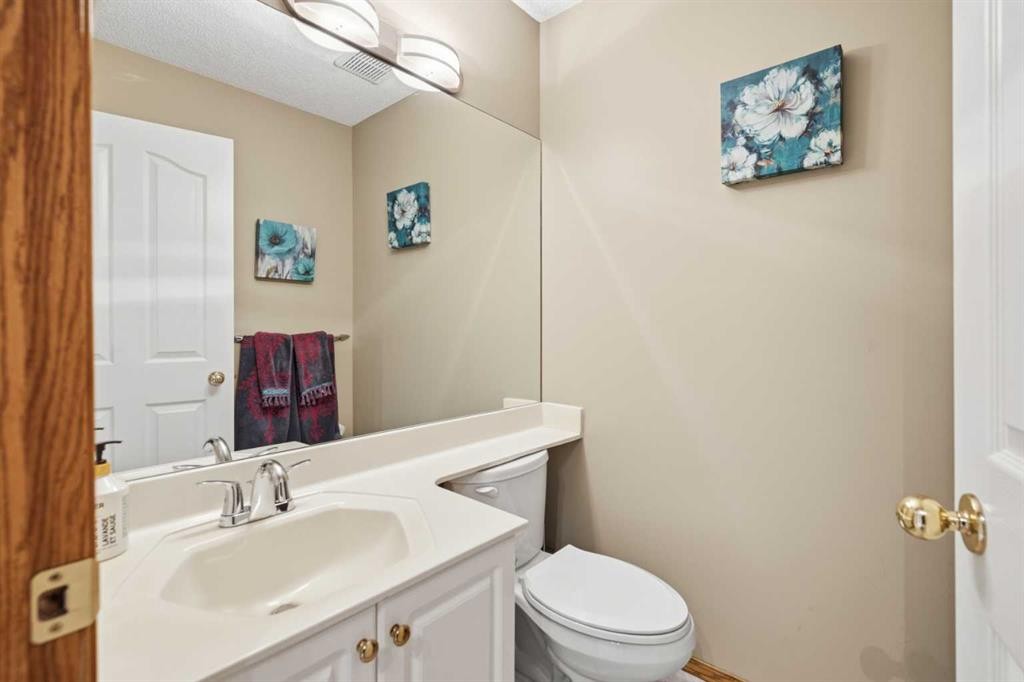 142 Riverview Circle Se, Calgary, AB - Indoor Photo Showing Bathroom