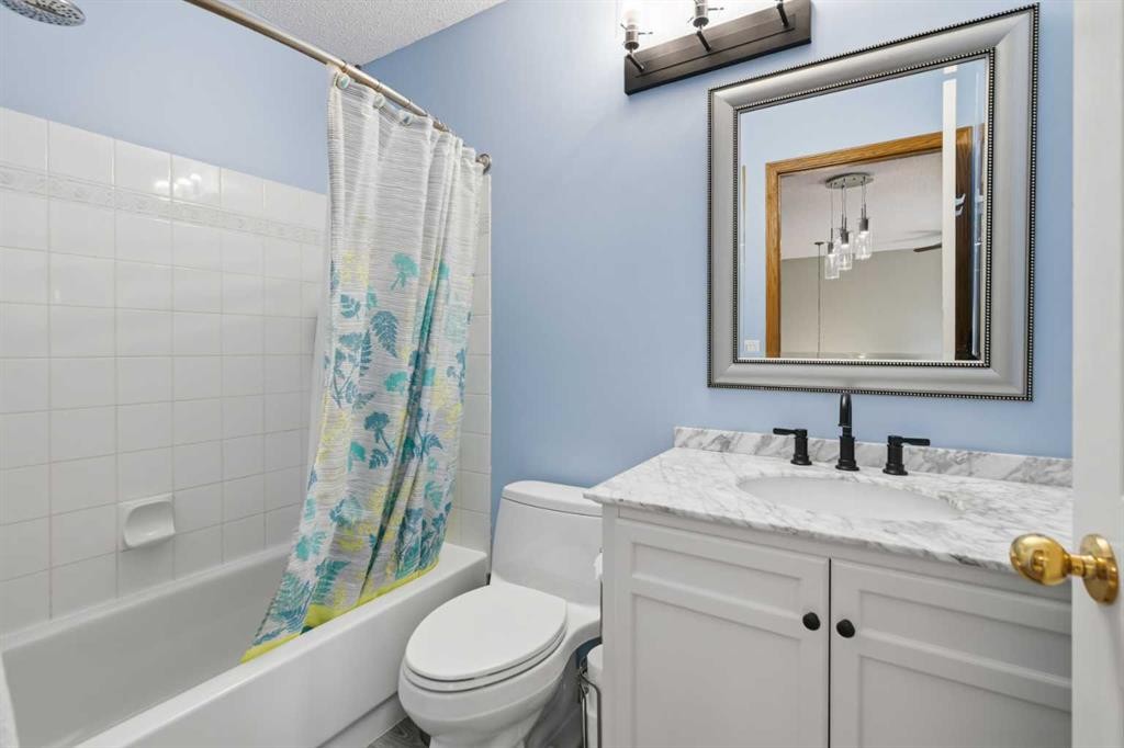 142 Riverview Circle Se, Calgary, AB - Indoor Photo Showing Bathroom