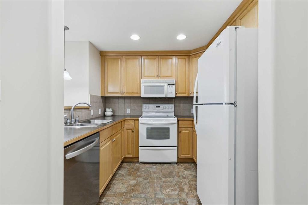 705-1726 14 Avenue Nw, Calgary, AB - Indoor Photo Showing Kitchen With Double Sink