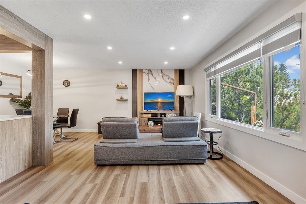 8031 Huntwick Hill Ne, Calgary, AB - Indoor