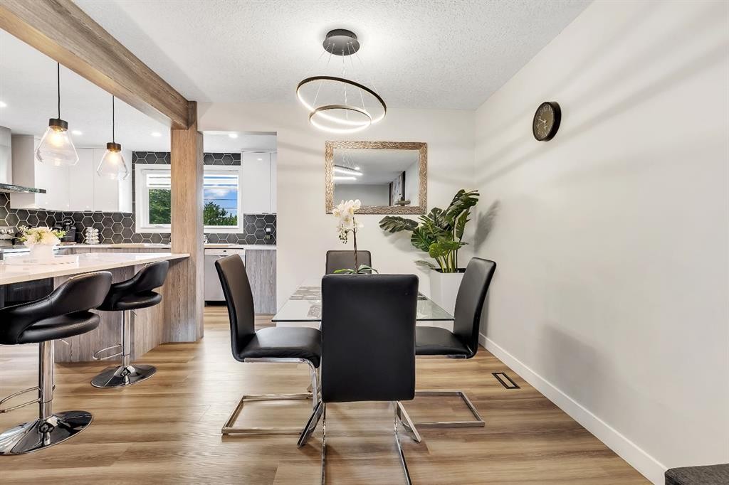 8031 Huntwick Hill Ne, Calgary, AB - Indoor Photo Showing Dining Room