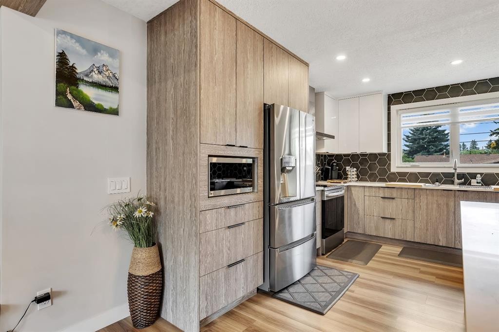 8031 Huntwick Hill Ne, Calgary, AB - Indoor Photo Showing Kitchen