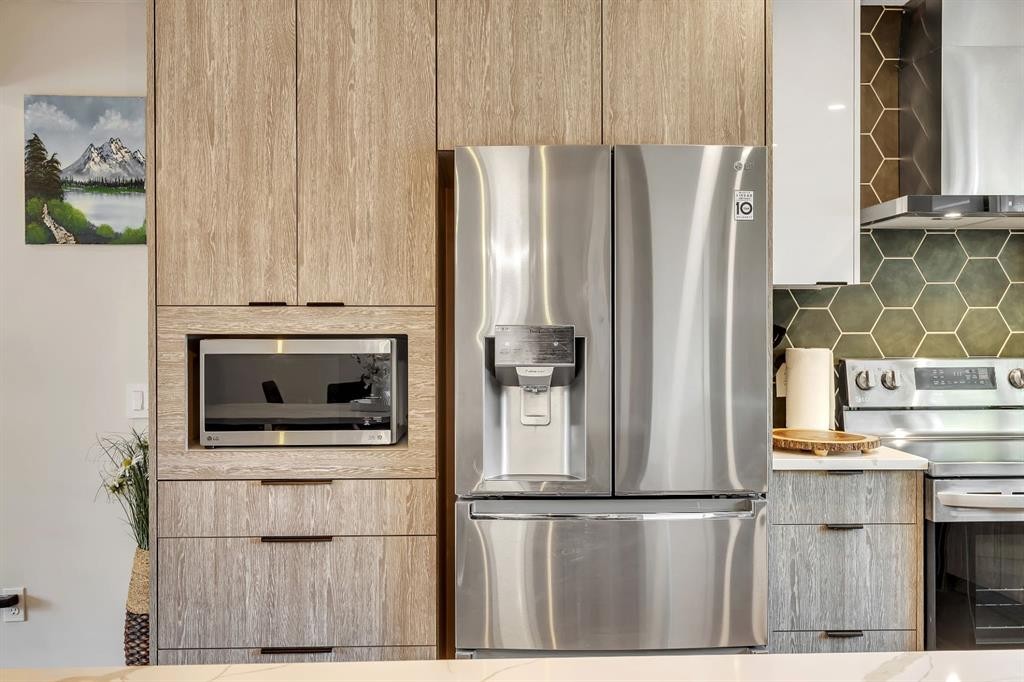 8031 Huntwick Hill Ne, Calgary, AB - Indoor Photo Showing Kitchen