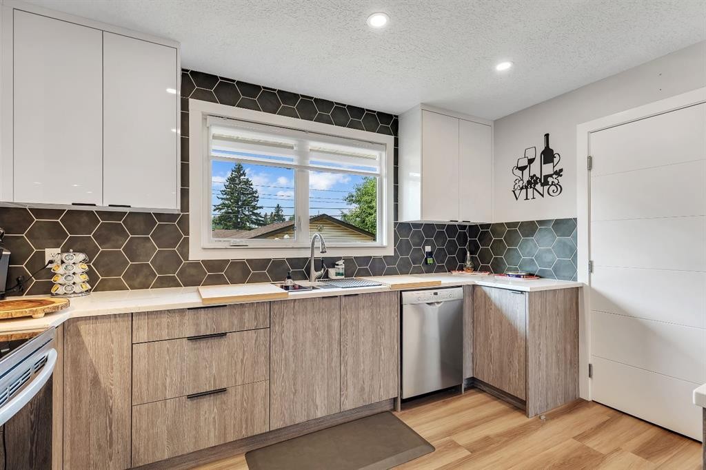 8031 Huntwick Hill Ne, Calgary, AB - Indoor Photo Showing Kitchen