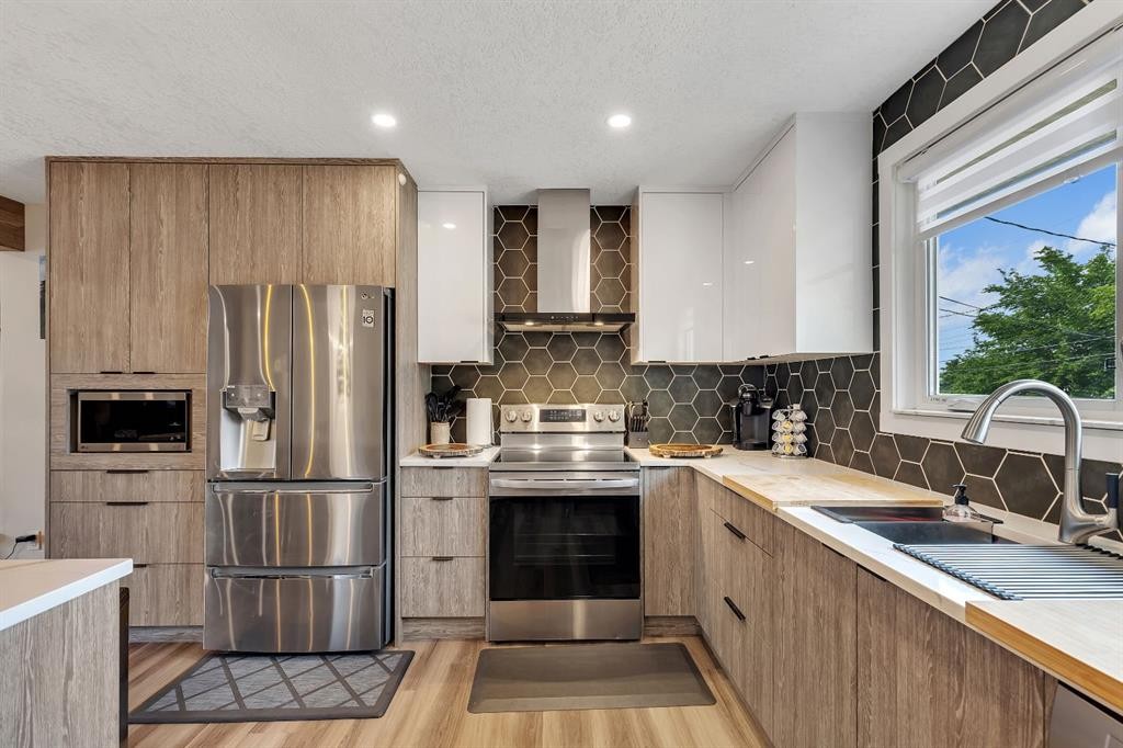 8031 Huntwick Hill Ne, Calgary, AB - Indoor Photo Showing Kitchen With Upgraded Kitchen