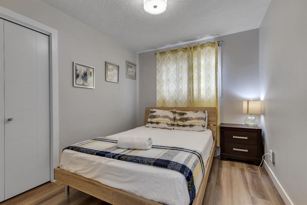 8031 Huntwick Hill Ne, Calgary, AB - Indoor Photo Showing Bedroom