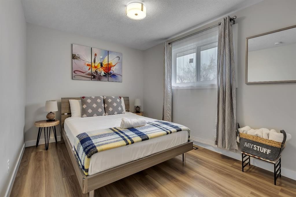 8031 Huntwick Hill Ne, Calgary, AB - Indoor Photo Showing Bedroom